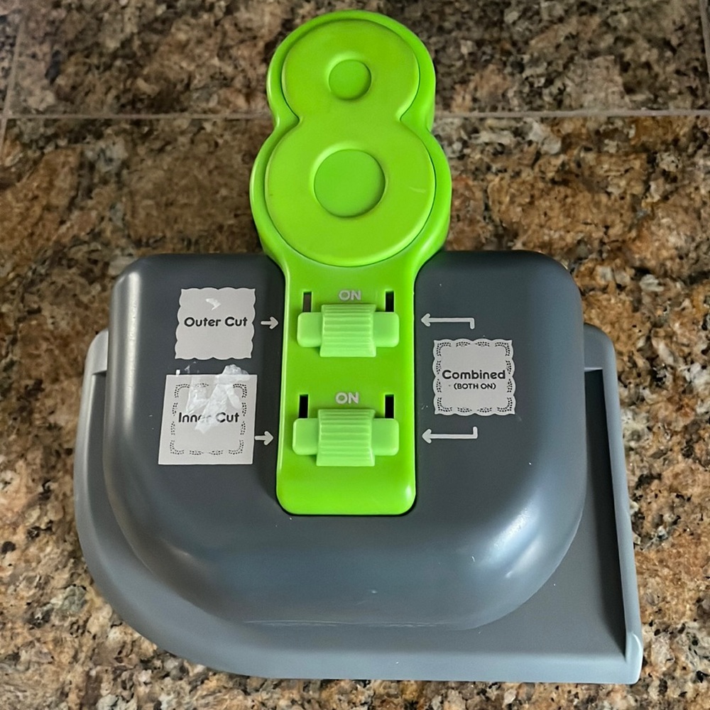 We R Figure 8 Border Edge Paper Punch